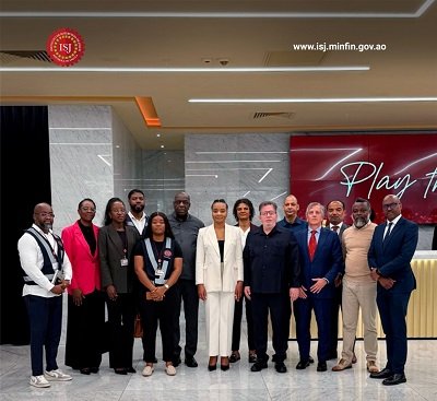 Group of professionals posing for a team photo in a modern lobby with ISJ Minfin branding in the background.